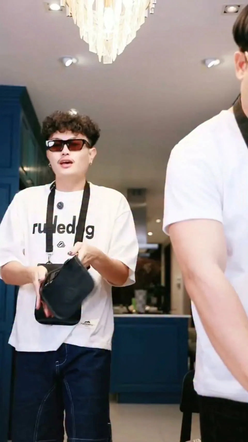 ภาพจากคลิป RUDEDOG แสดงการสะพายกระเป๋า MOBILE PRO
