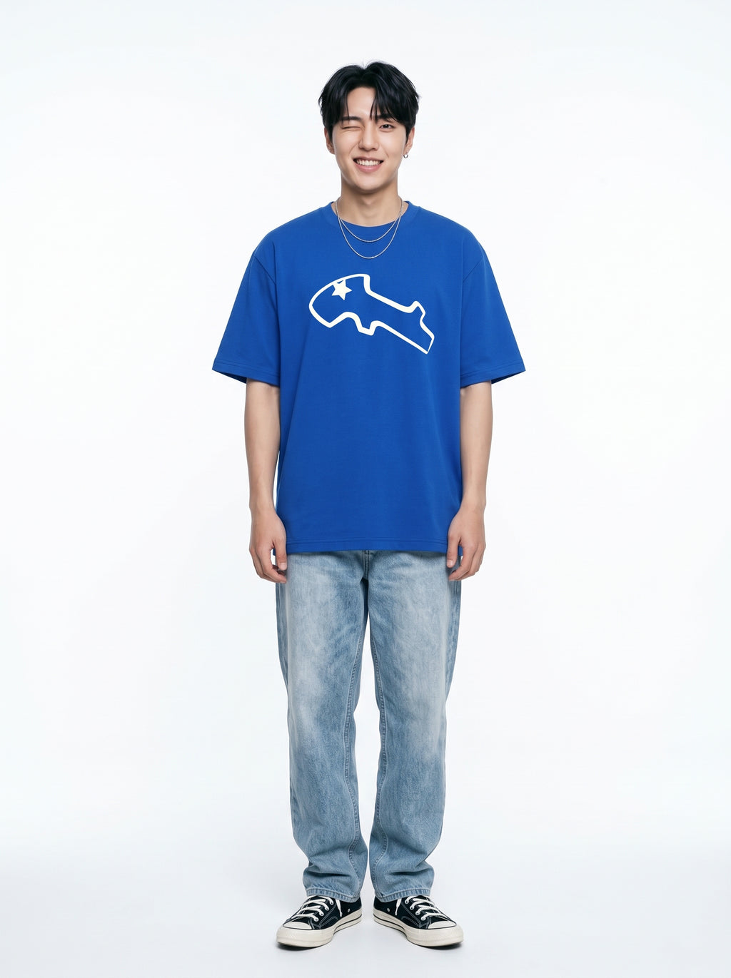 นายแบบสวมเสื้อยืดโอเวอร์ไซส์ RUDEDOG STARBOY สีน้ำเงิน