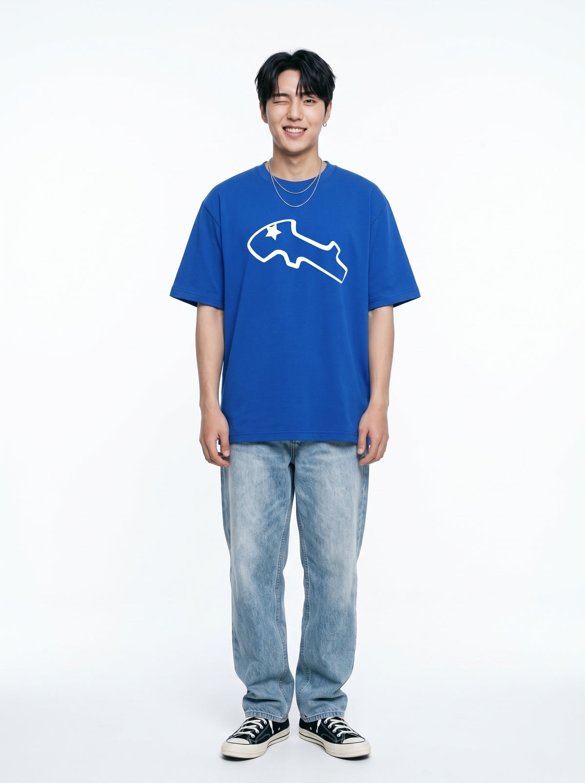 นายแบบสวมเสื้อยืดโอเวอร์ไซส์ RUDEDOG STARBOY สีน้ำเงิน