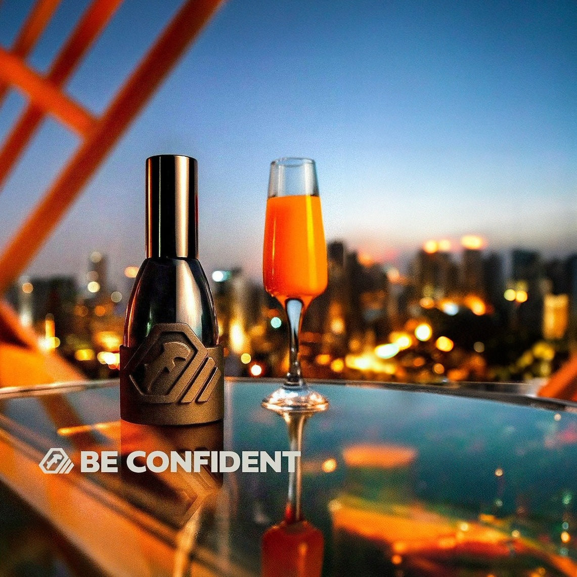 น้ำหอม RUDEDOG BE CONFIDENT กับเครื่องดื่มสีส้มเหนือวิวเมืองยามค่ำ
